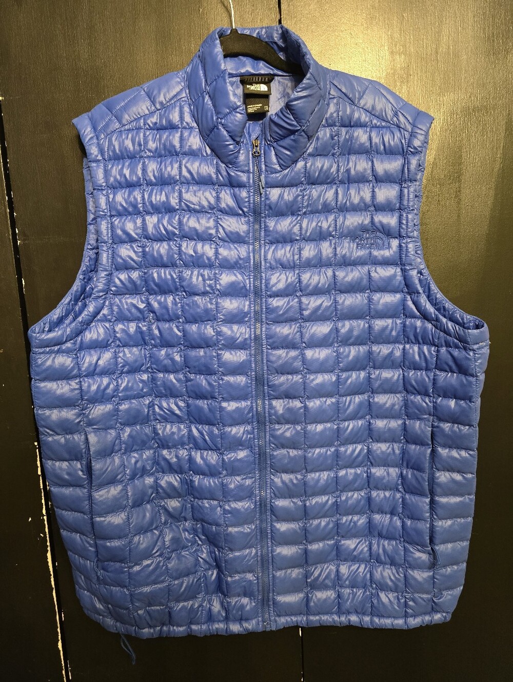 The North Face Men's Thermoball Quilted Vest w/ a full-zip front closure  XXL